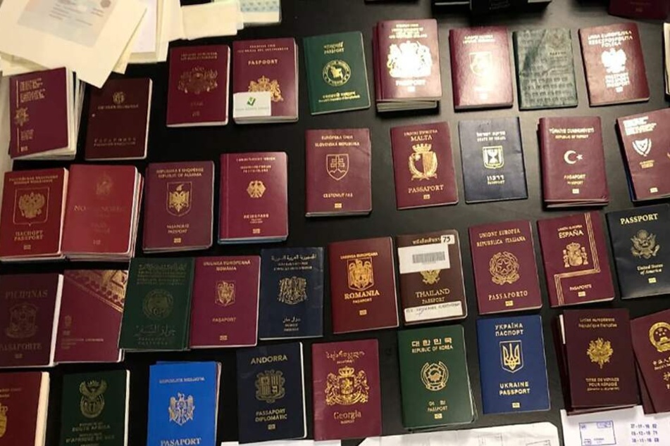 Mit den Pässen von Familienmitgliedern der Bande, holten sie Landsleute nach Deutschland. (Symbolbild)