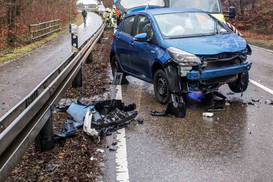Der Motorradfahrer wurde unter dem Auto eingeklemmt und musste von der Feuerwehr befreit werden.