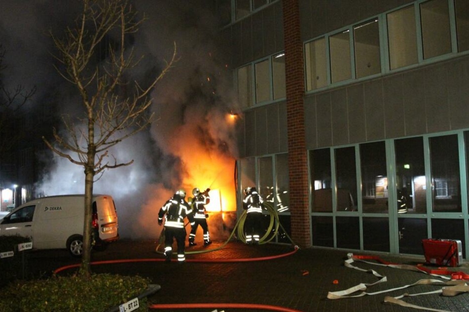 Nach dem Brandanschlag auf das Finanzamt in Leipzig ist im Internet ein Bekennerschreiben.