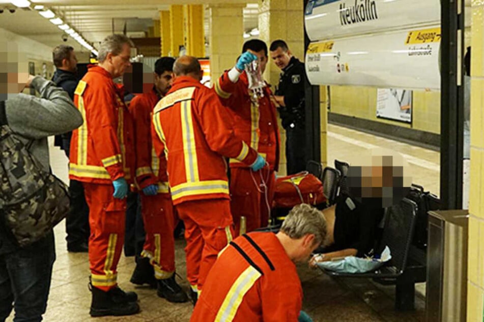 Einer der Verletzten wird im U-Bahnhof Neukölln mit einer Infusion stabilisiert.