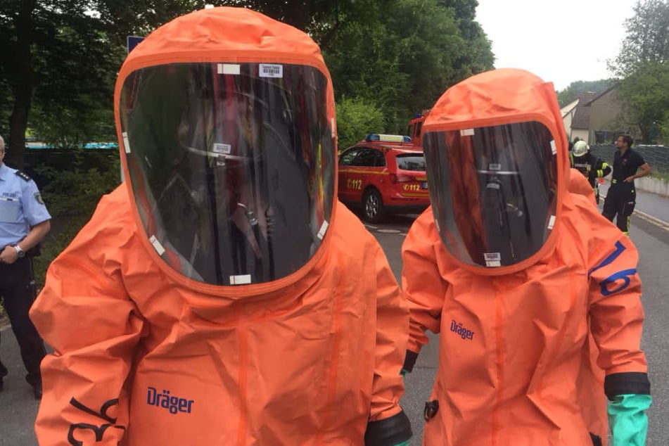 Mit chemischen Schutzanzügen bekleidet, gingen mehrere Feuerwehrmänner in den Chlorgasraum.
