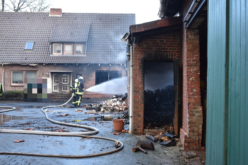 Blick über den Hof auf das Wohnhaus, rechts das vom Brand betroffene Gebäude.