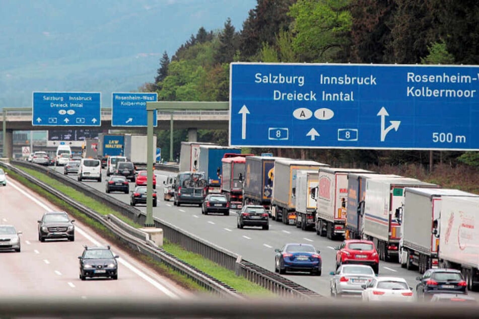 Lastwagen stauen sich auf der Autobahn 8 bei Rosenheim. (Symbolbild)