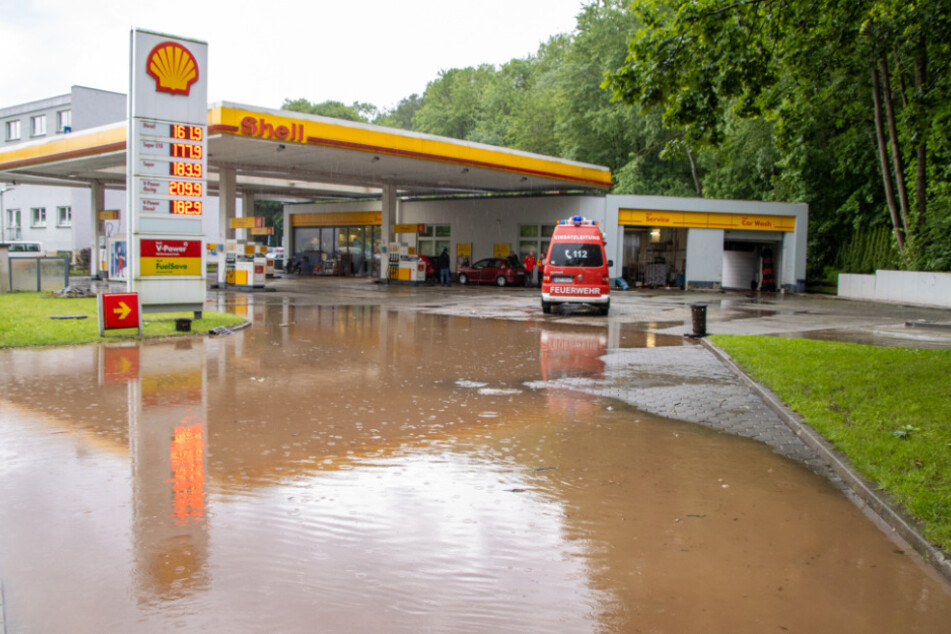 Hohe Regenmengen in kurzer Zeit sorgten auf der B101 und bei der angrenzenden Shell-Tankstelle in Schwarzenberg für eine Überflutung der Wege.