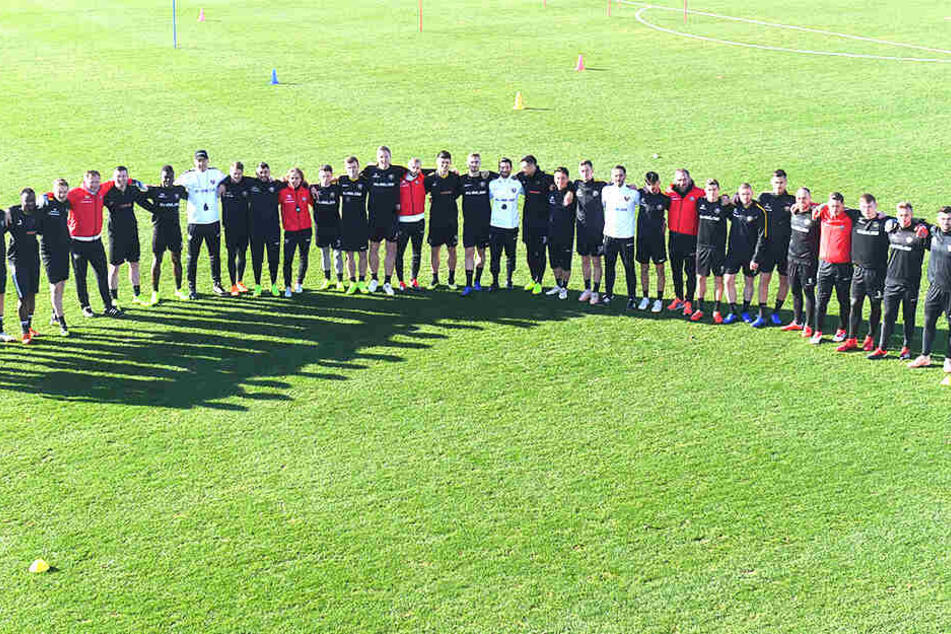 Die Mannschaft: Spieler, Trainer und Betreuer von Dynamo gaben im Türkei-Trainingslager ein geschlossenes Bild ab. So jedenfalls können die Schwarz-Gelben optimistisch in die Zweitliga-Spiele gehen.
