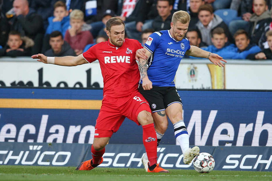 Kölns Innenverteidiger Rafael Czichos hatte Bielefelds Angreifer Andreas Voglsammer gut im Griff.