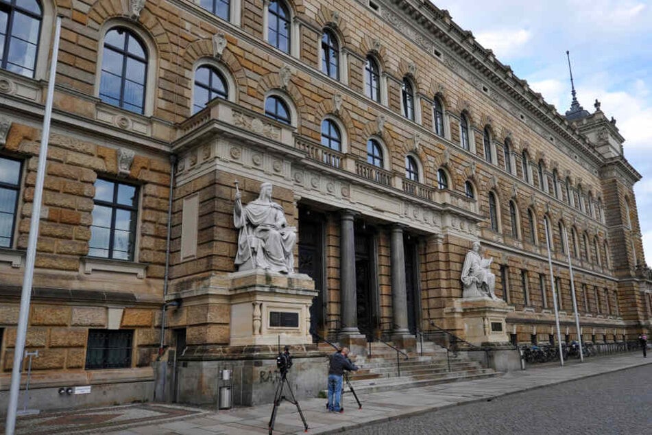 Das altehrwürdige Landgericht Dresden. Auch hier arbeiten noch viele ältere
Richter.