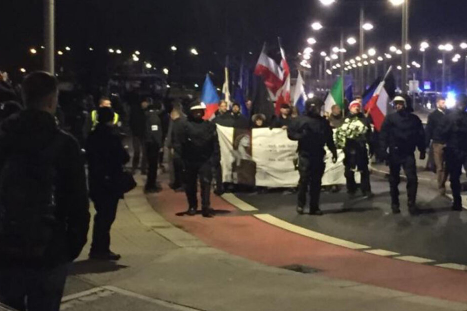 Neonazis marschieren durch Dresden.