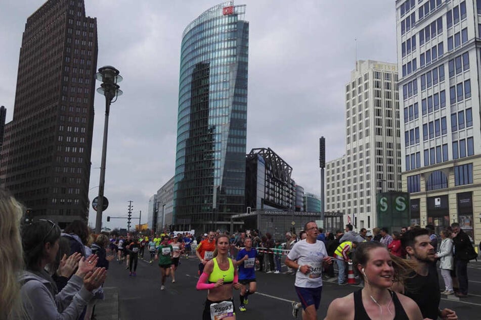Kilometer 17 am Potsdamer Platz - Die Oberschenkel brennen, aber das Ziel ist in Sicht.