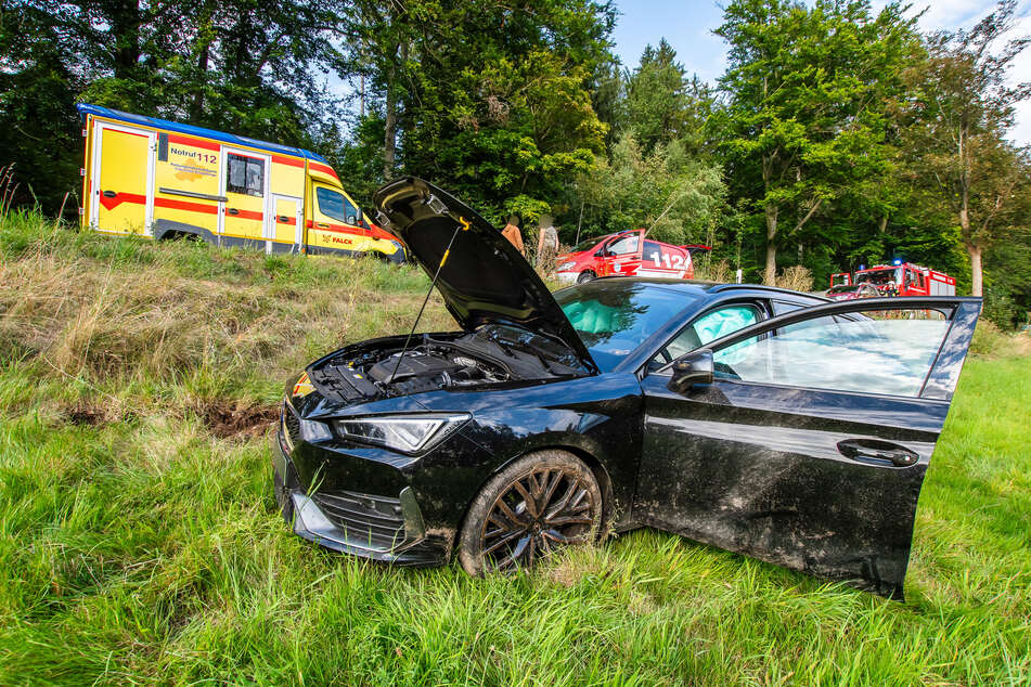 Im Ortsteil Hallbach landete ein Cupra nach einem missglückten Überholmanöver auf der Wiese.