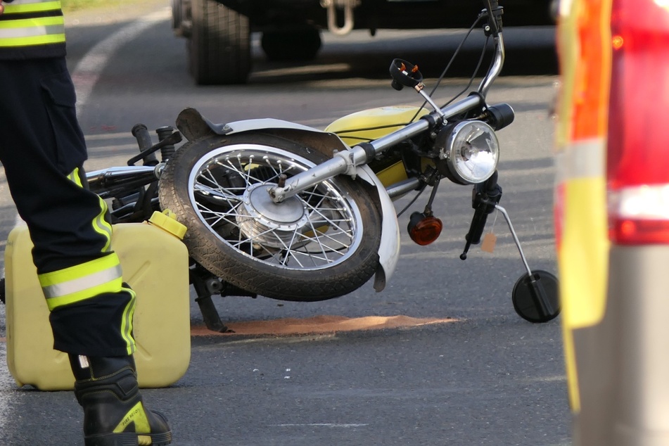 Die Feuerwehr kümmerte sich um auslaufende Betriebsstoffe des Mopeds.