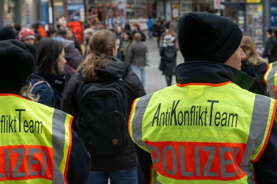 Unter anderem mit Anti-Konftikt-Teams war die Polizei zu Hunderten vor Ort im Einsatz.