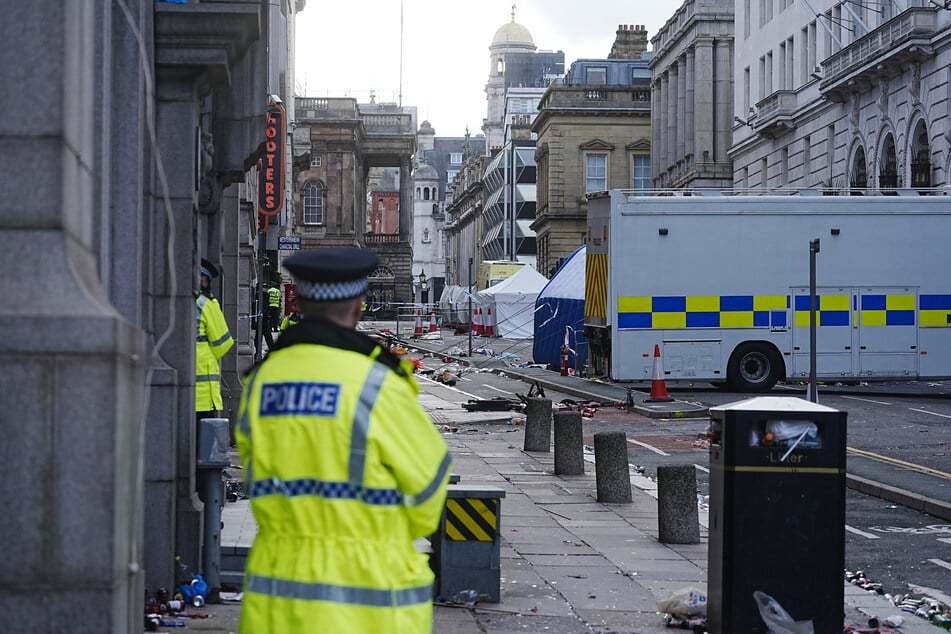 Polizeizelte umgeben von Trümmern am Tatort in der Water Street in der Nähe des Liver Building im Stadtzentrum von Liverpool.
