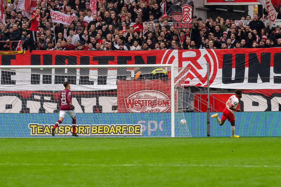 Vor etwas mehr als einem Jahr schoss Stefan Drljaca (24, l.) noch Essens Isaiah Young (25, r.) zum 0:1 an.