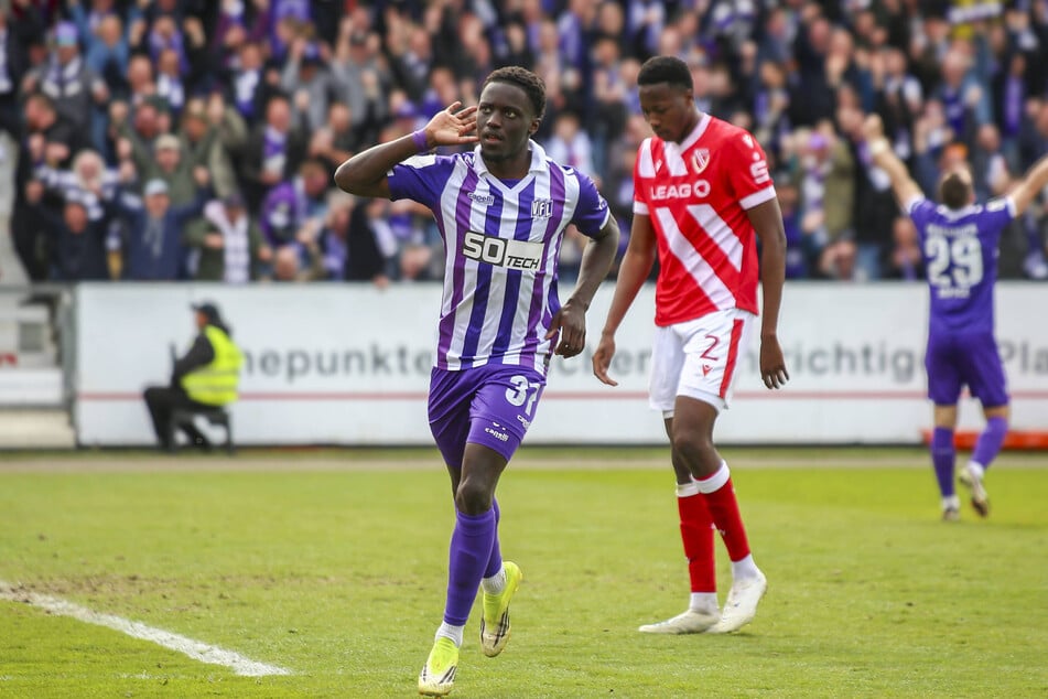 Osnabrücks Ismail Badje (l.) erzielt den goldenen Treffer und dreht zum Jubeln ab, Cottbus' King Manu lässt den Kopf hängen.