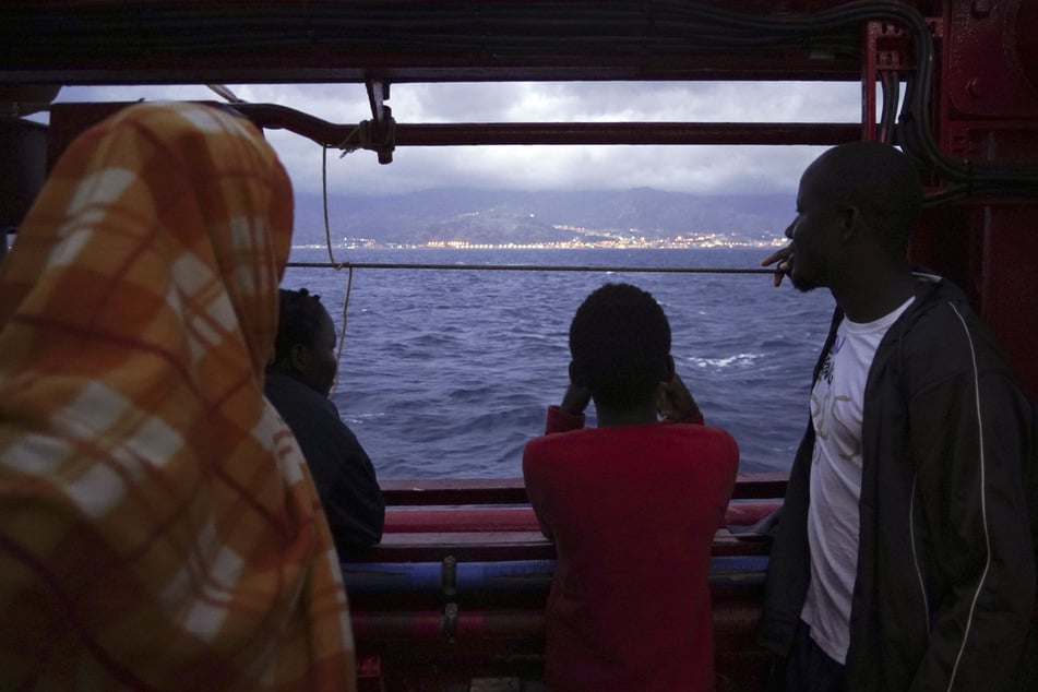 Migranten auf einem Boot. Auch einige von ihnen sind mit Corona infiziert.