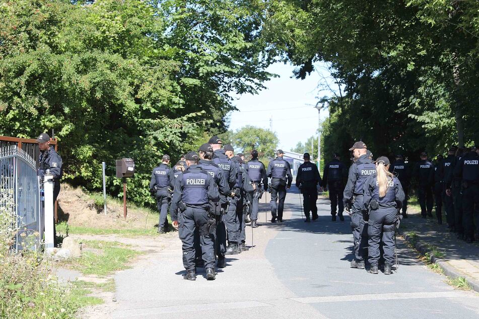 Eine Hundertschaft der Polizei durchsuchte am Dienstag das Gebiet am Fritz-Triddelfitz-Weg in Rostock ab.