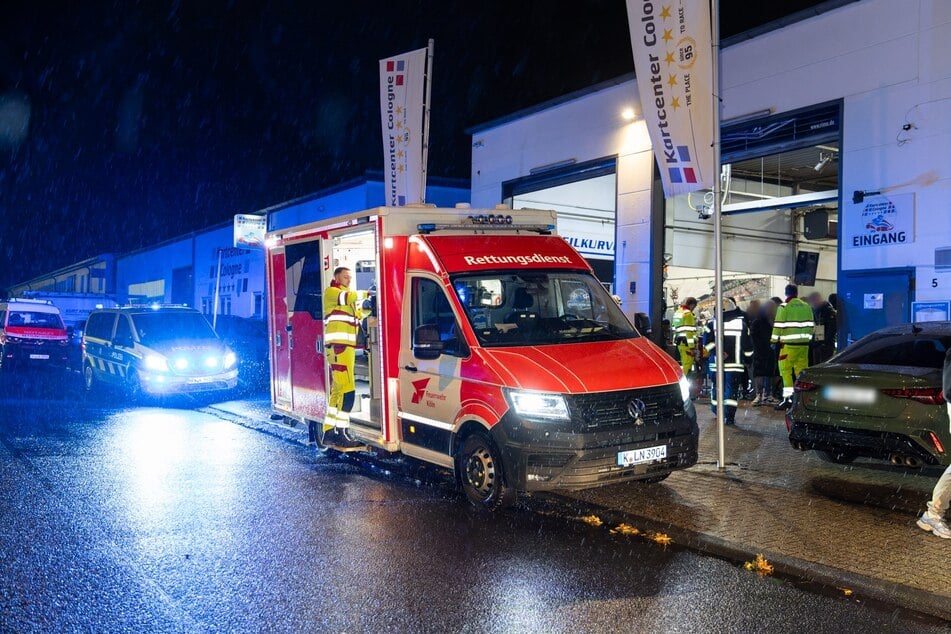 Mehrere Wagen der Rettungsdienst und der Feuerwehr kümmerten sich um die rund 20 Betroffenen.