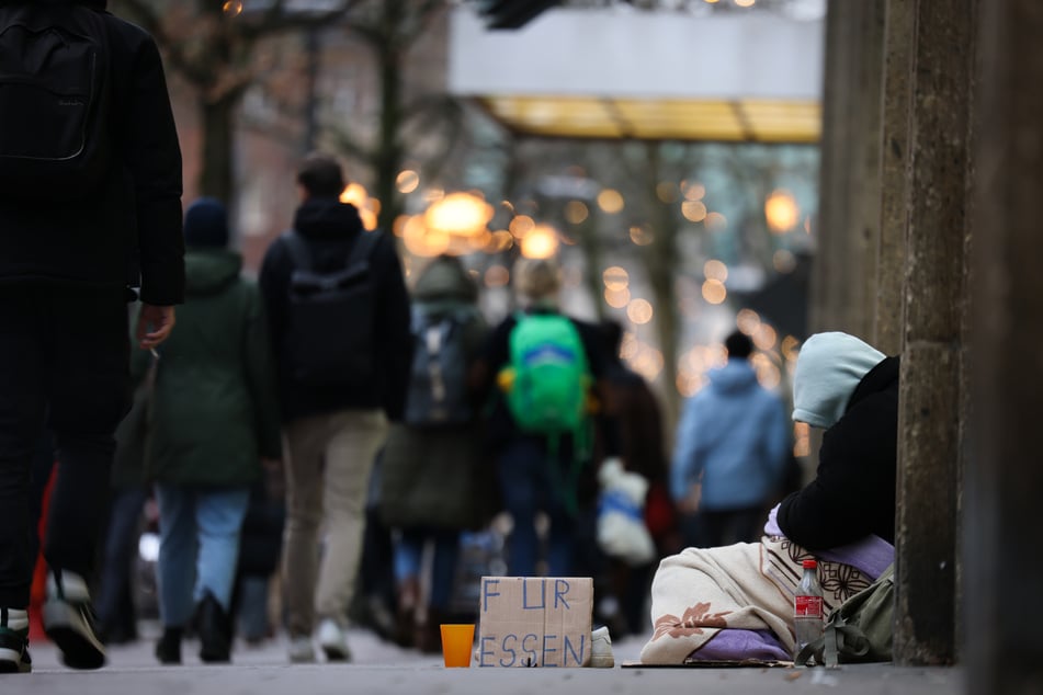 Die Jugendlichen sollen einen 43-Jährigen bedroht und geschlagen haben. (Symbolbild)