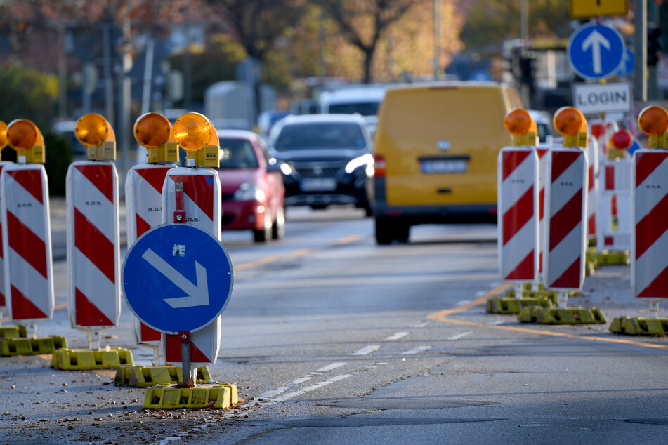 Die Arbeiten auf der Leipziger Klingerbrücke müssen vorerst wegen eines defekten Fahrzeugs pausiert werden. (Symbolbild)
