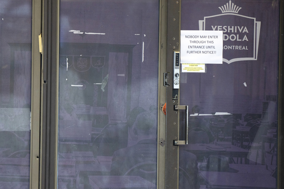 Zwei Einschusslöcher sind im linken Türrahmen der Yeshiva Gedolah Schule zu sehen.