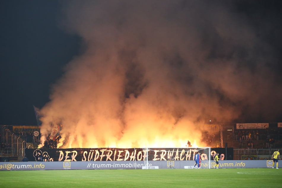 Bengalo-Empfang für Loks Spieler.