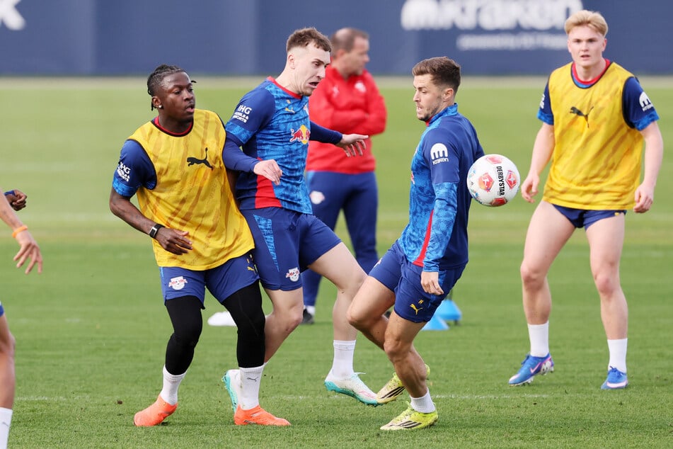 Johan Bakayoko (22, l.) bleibt aktuell nur das Training mit seinen Teamkollegen von RB Leipzig.
