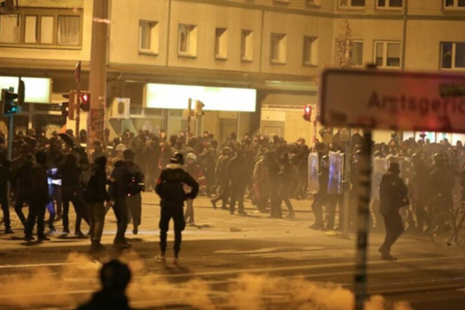 Nach der eskalierten Indymedia-Demo in Leipzig ermittelt die Staatsanwaltschaft nun gegen ein 36-Jährigen.
