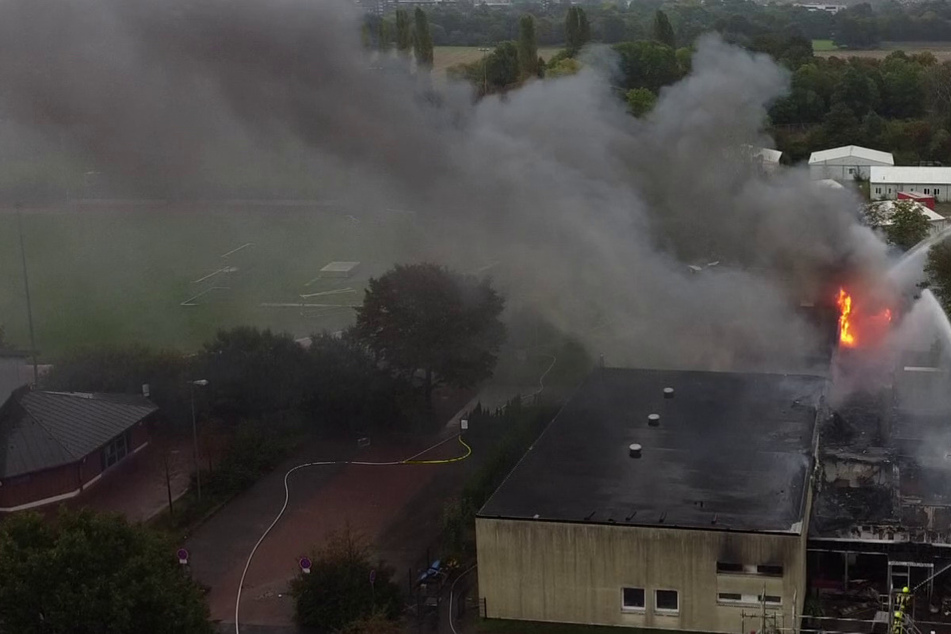 Schwarze Rauchwolke! Sportpark steht in Flammen