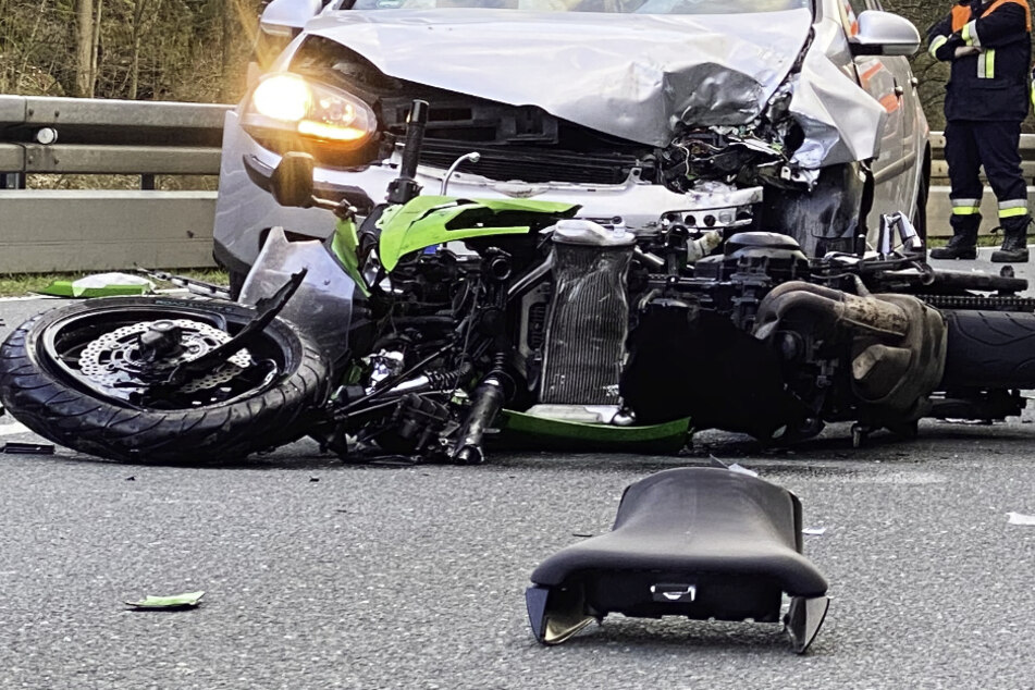 Die Motorradfahrerin ist bei dem Unfall auf der Staatsstraße 2191 in Bayern schwer verletzt worden.