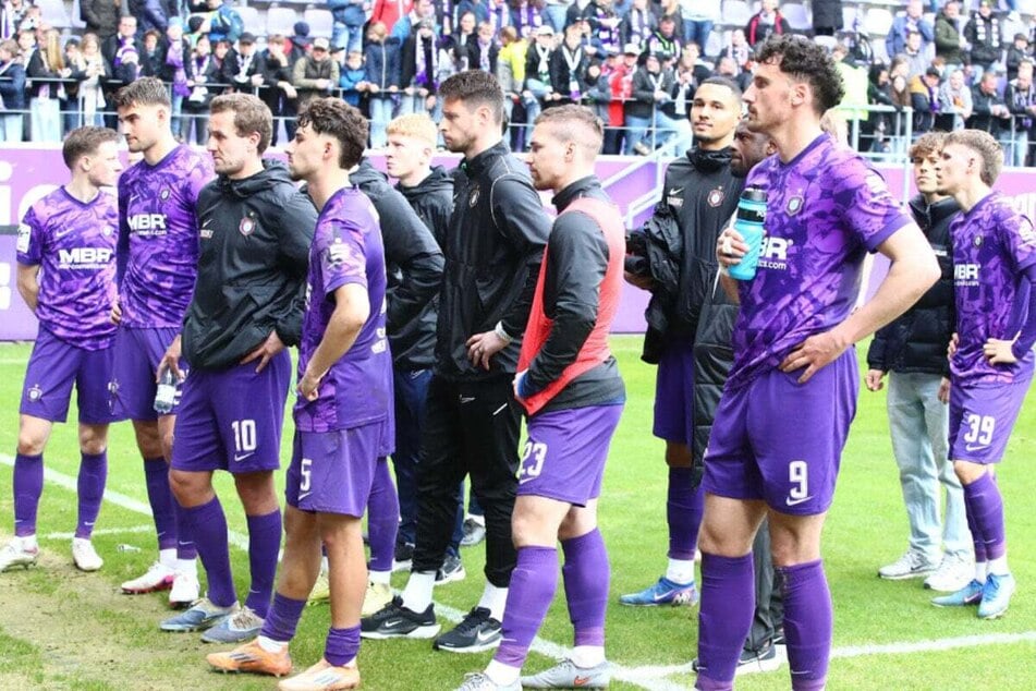 Die Veilchen stellten sich nach der 3:5-Niederlage seinen Fans.