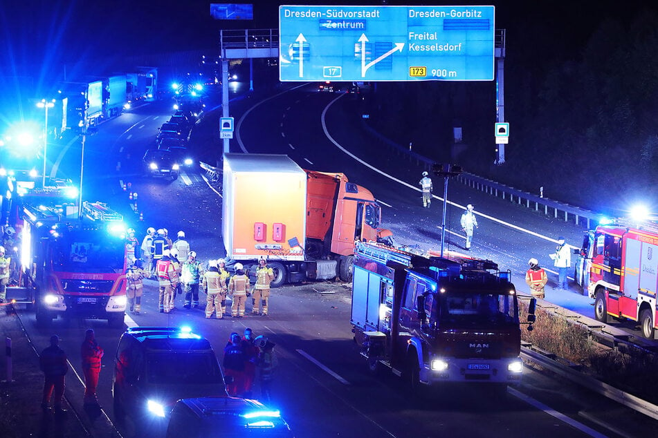 Fast fünf Stunden dauerte die Beseitigung des Unfall-Chaos' auf der A17.