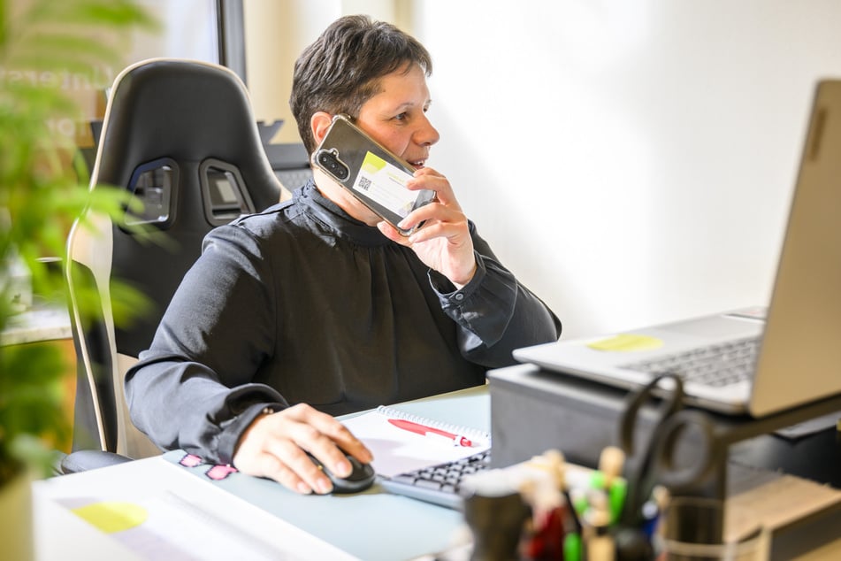 Bei Nadine Kießling steht das Telefon kaum still. Viele Klienten wollen wissen, welche Hilfe sie sich nach der Pflegereform noch leisten können.