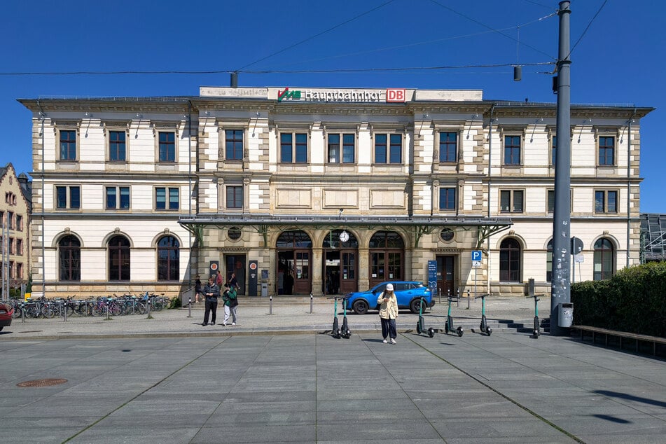 Nur wenige Personen stehen vor dem Haupteingang des Chemnitzer Hauptbahnhofs.