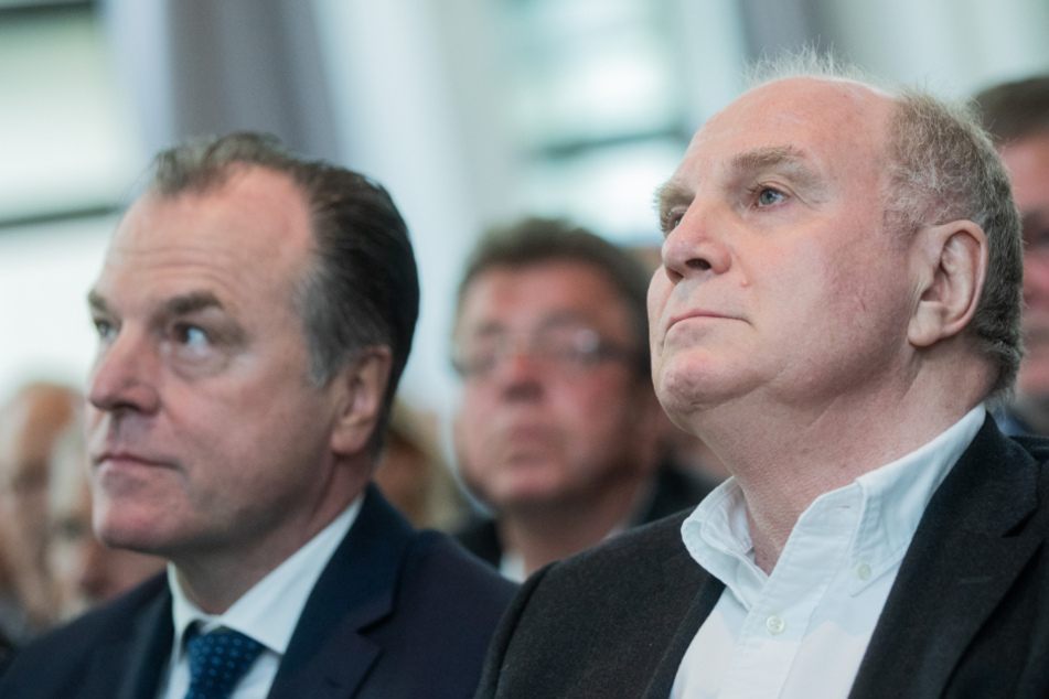 Clemens Tönnies (l., 64) und Uli Hoeneß (68) sitzen bei einer Veranstaltung im Jahr 2019 nebeneinander.
