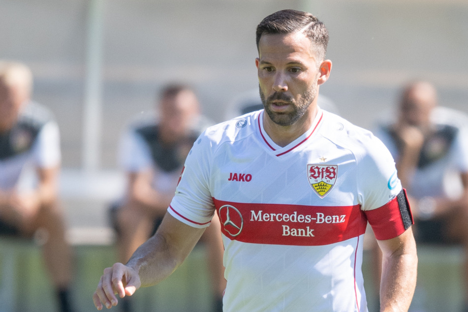 Stuttgarts Gonzalo Castro spielt einen Ball. Er meint die Rolle als Kapitän sei überschätzt.