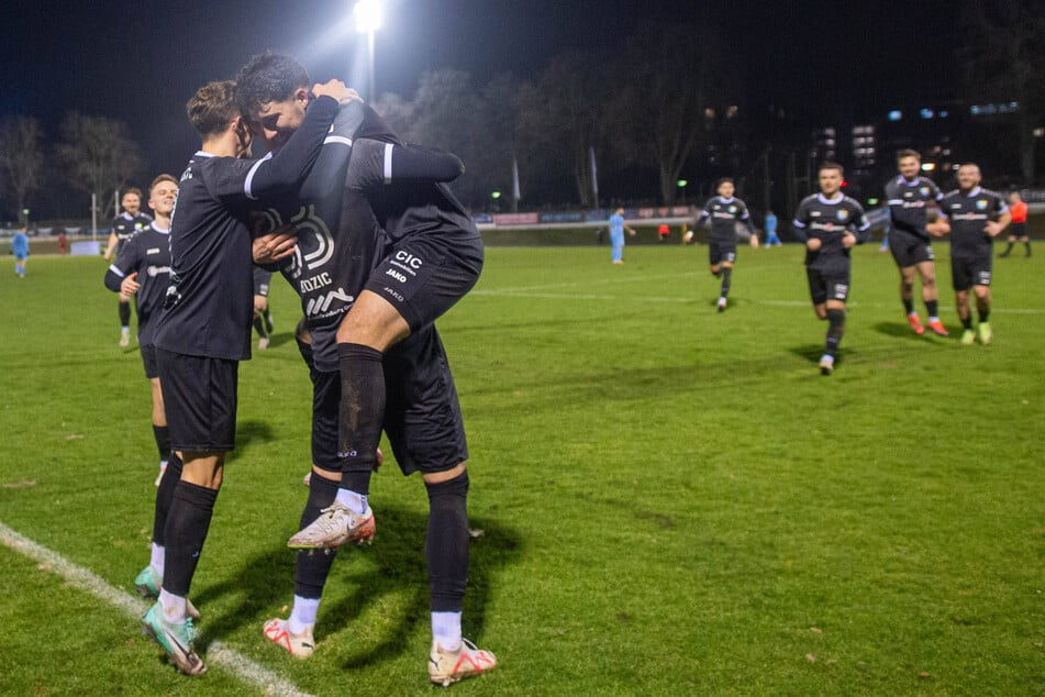 Jubeln durfte Fynn Seidel (l.) mit dem CFC schon - hier beim 2:0-Sieg im Nachholer bei Viktoria Berlin.