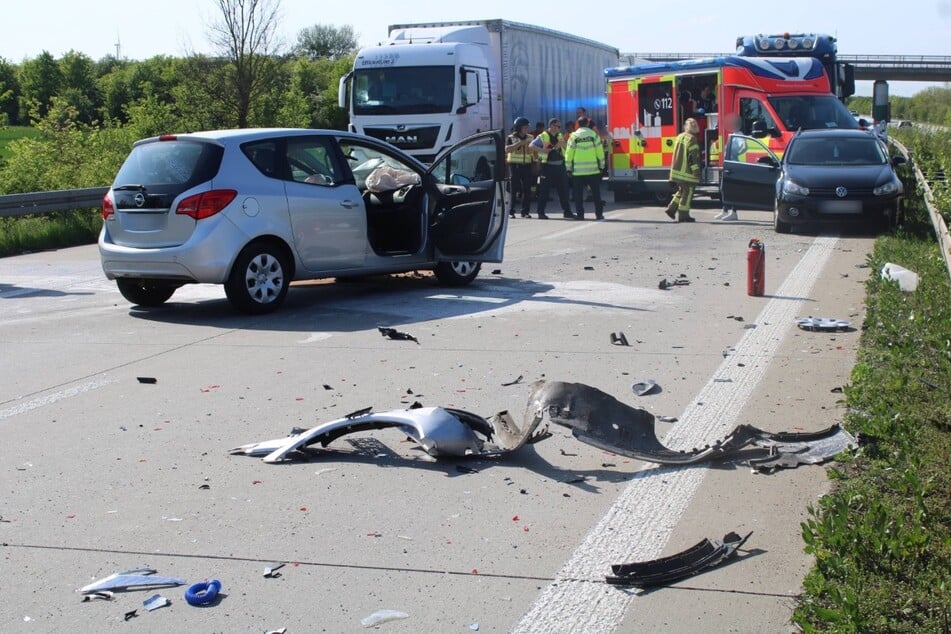 Bei dem Unfall auf der A38 verletzten sich mehrere Personen.