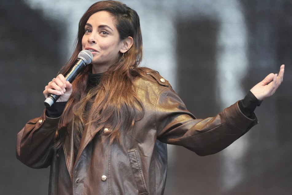 Mit ihr hat keiner gerechnet: Collien Fernandes (44) spricht auf der Demo in Hamburg.