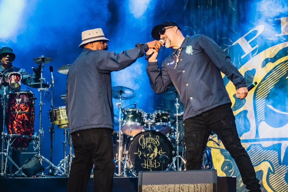 B-Real (55) kämpfte zu Beginn des Konzerts mit technischen Problemen und musste kurzerhand mit ins Mikro von Sen Dog (59. l.) singen.