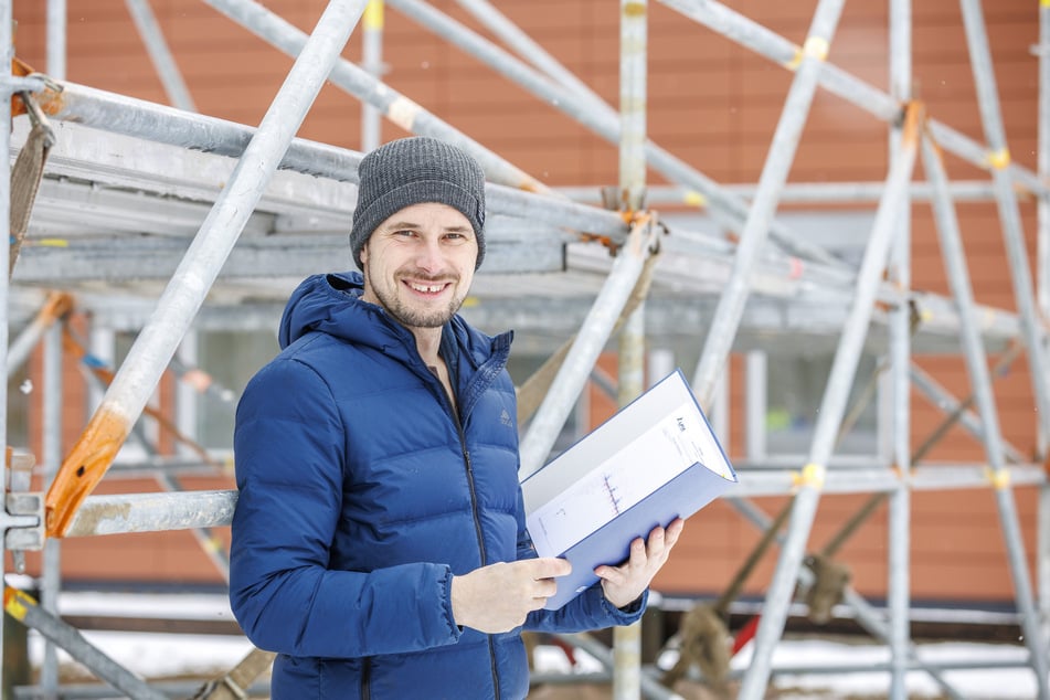 Das Team um Ausbilder Ronny Träger (37) will mit der besonderen Sitzgelegenheit ins Guinness-Buch kommen.