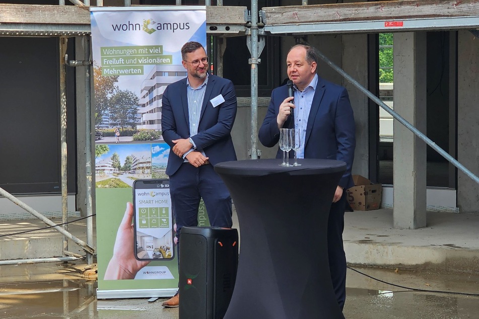 Haben jeweils ein Grußwort gehalten: Wohngroup-Geschäftsführer Marcel Dietrich (l.) und René Rebenstorf, Beigeordneter für Stadtentwicklung und Umwelt der Stadt Halle (Saale).