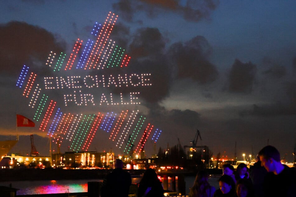Über dem Hamburger Hafen malten Hunderte Drohnen am Donnerstag eine spektakuläre Lichtshow in den Himmel.