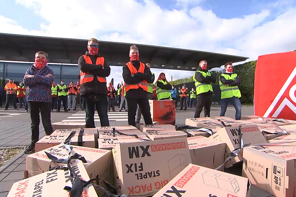 Die 4200 Mitarbeiter und Mitarbeiterinnen des Leipziger Porsche-Werks legen am Donnerstag den ganzen Tag ihre Arbeit nieder.