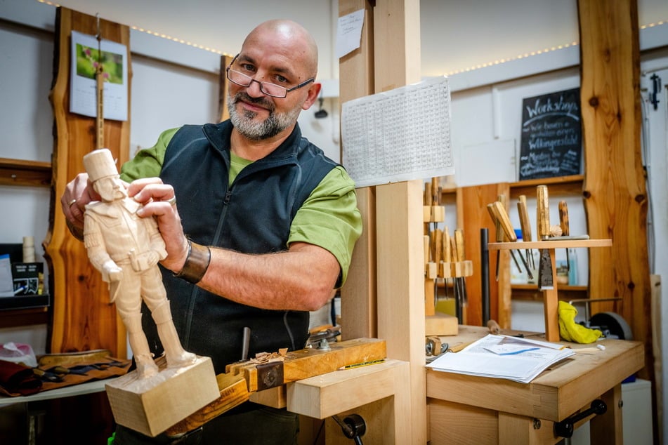 Lars Neubert betreibt in Schneeberg am Markt eine Schau- und Kreativwerkstatt.