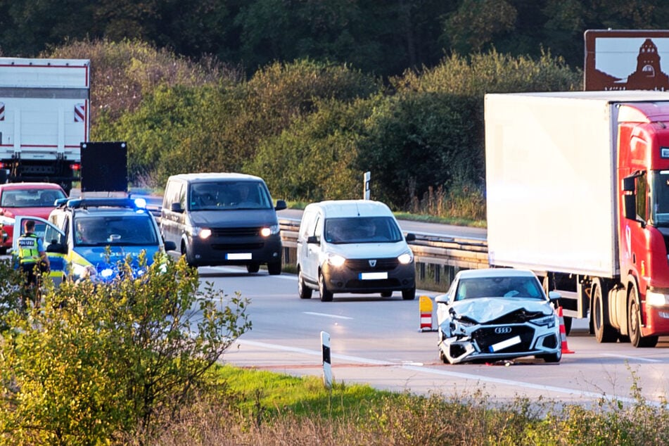 Unfall A14: Unfall auf A14: Audi-Fahrerin übersieht bremsende Autos