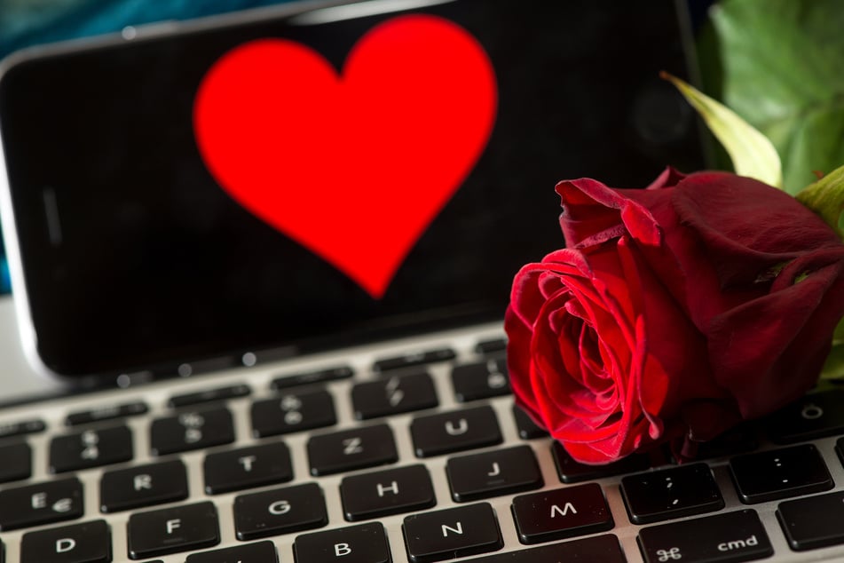 Die Suche nach der großen Liebe lockt viele Singles ins Internet. (Symbolbild)