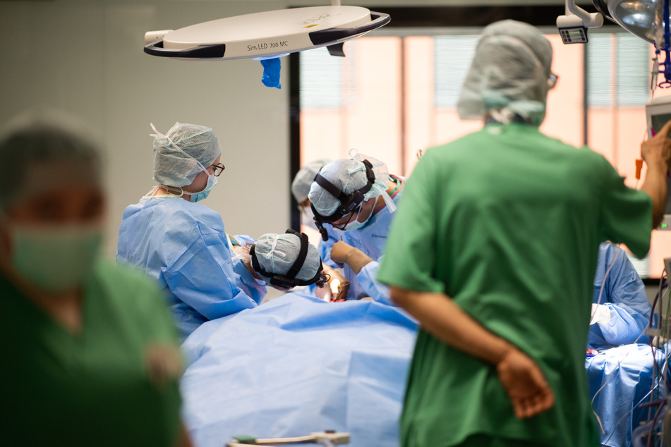 Die Krankenhäuser in Baden-Württemberg verschieben aufgrund der vielen Covid-Patienten auf Intensivstationen immer mehr sogenannte planbare Operationen. (Symbolbild)
