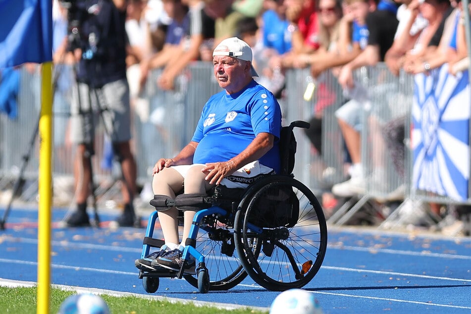 Nach einem Unfall in Thailand im Rollstuhl: Lindenaus Co-Trainer Andreas Barth.