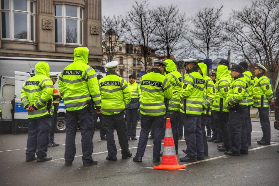 Die Kontrolle war Teil der Verkehrssicherheitskampagne "Leipzig passt auf". Neben der Leipziger Verkehrspolizei waren unter anderem auch Kräfte des Polizeireviers Grimma, der Bereitschaftspolizei, der Kripo sowie Einheiten aus anderen Bundesländer beteiligt.